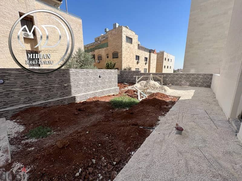 شقة ارضية جديدة للبيع الشميساني مساحة 220م مع ترس و حديقة 100م 2