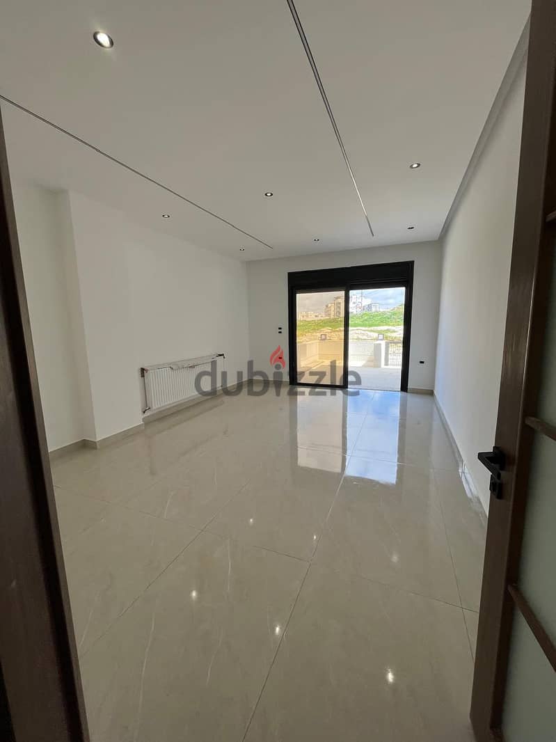 شبه ارضي في طريق المطار 350 متر داخلي و 150  متر خارجي شارع الخدمات 1