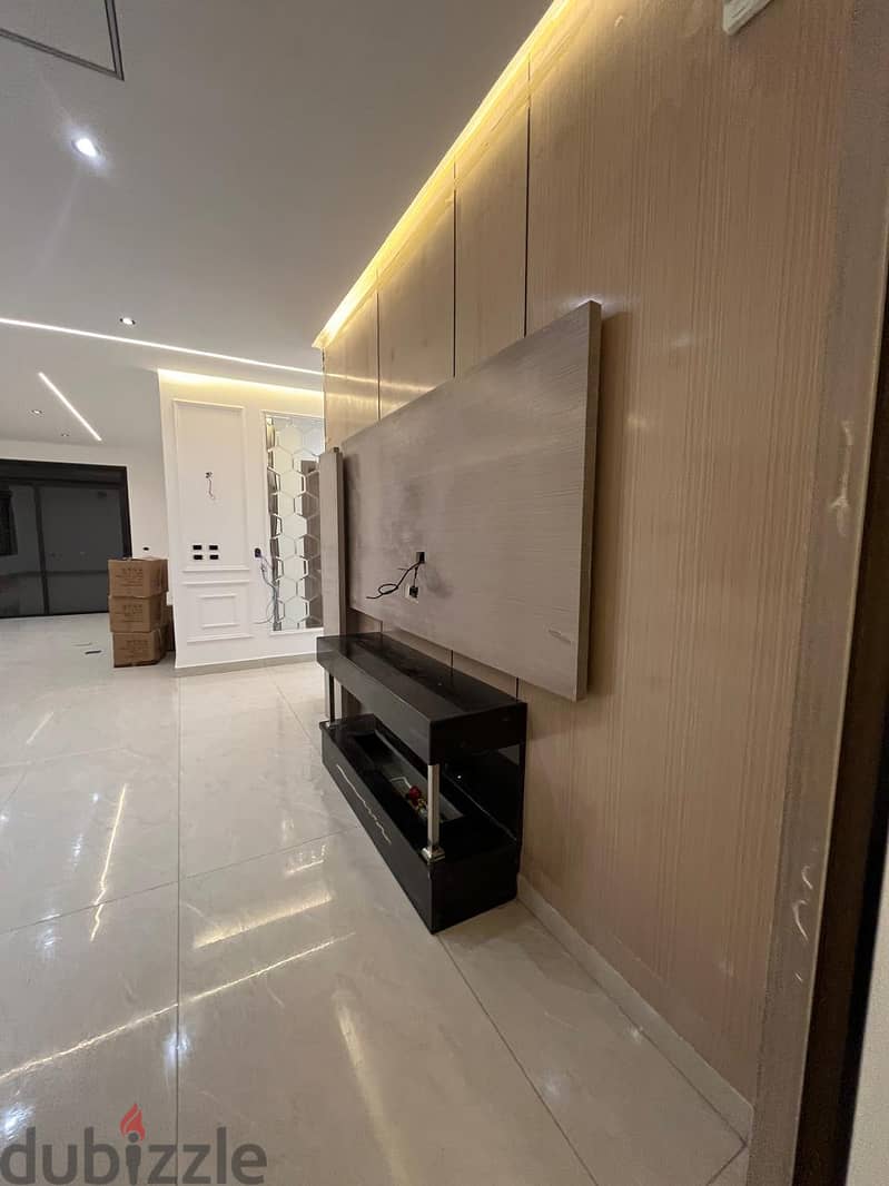 شبه ارضي في طريق المطار 350 متر داخلي و 150  متر خارجي شارع الخدمات 9