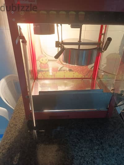 جهاز عمل بوشار A modern, automatic popcorn machine