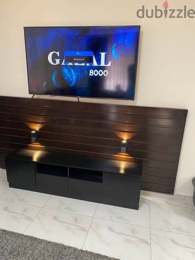 ديكور خشب تحت التلفزيون للبيع بحاله جديد