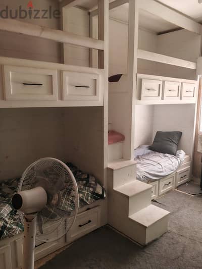 أسِرة طوابق مع درج بالمنتصف