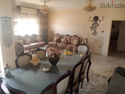 شقة 200م ط2 خلف رجنسي ذو اطلالة جميلة 3برندات ومطبخ راكب وتدفئة ومصعد