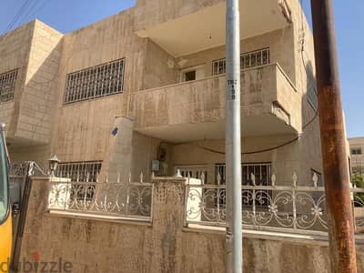 فيلا متلاصقة دوبلكس الزرقاء جبل طارق مساحة الارض 300م والبناء 270م