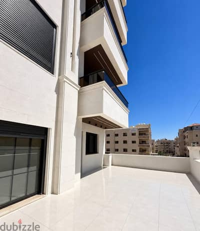 ارضي مع ترس في الجبيهة قرب قصر الاميرة بسمه تشطيب فندقي فخم