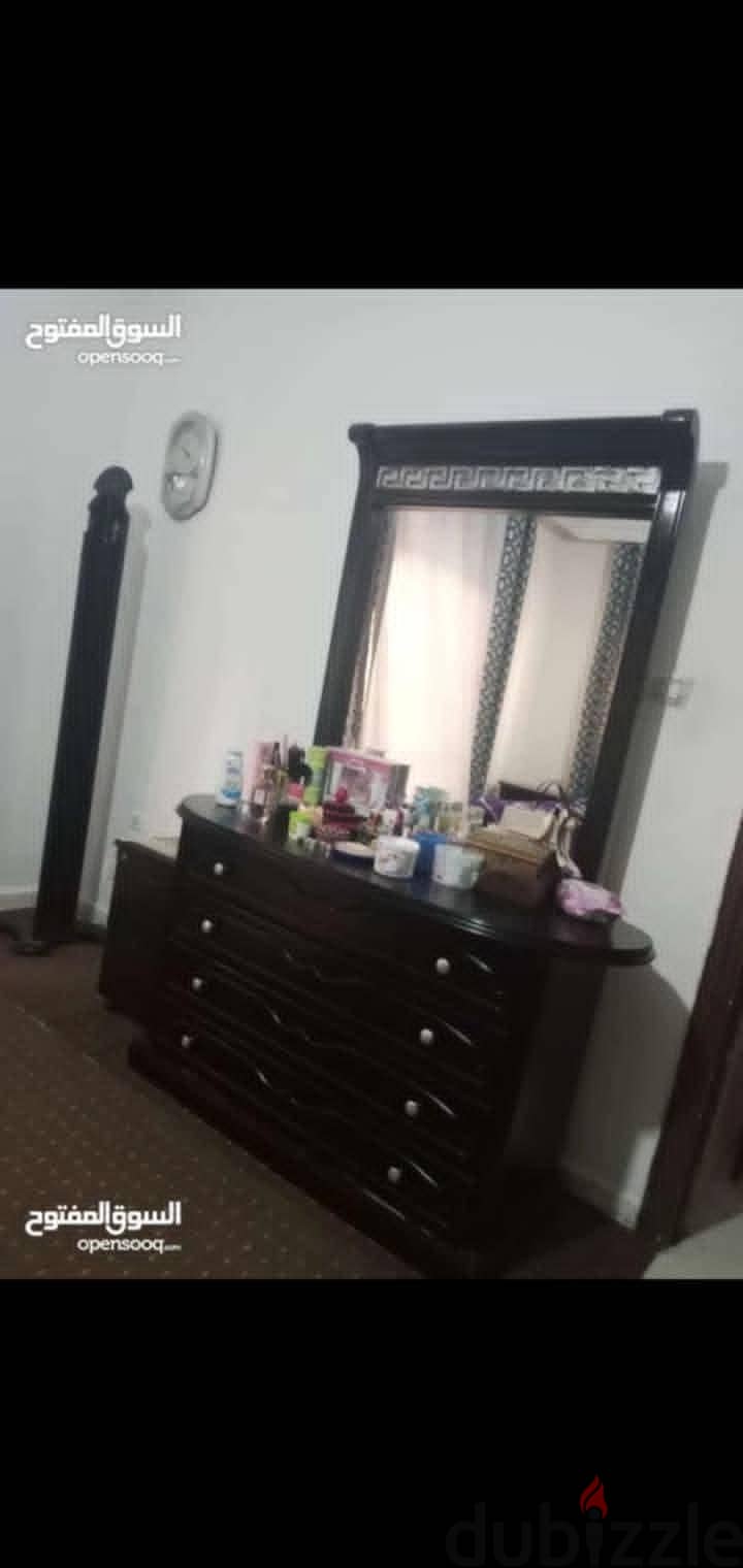 غرفة نوم كاملة للبيع مع طقم كورنر وارد امريكي وطقم طاولات وسط 2
