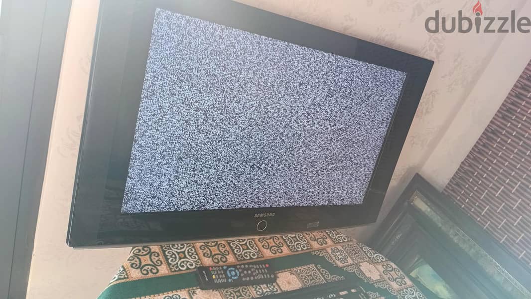 شاشة سامسونق ٣٢ بوصة بدون ريموت وقاعدة فقط علاقة جدارية 2