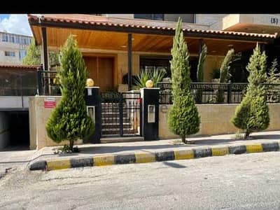 الشقه فاخرة للبيع في ام السماق ارضية 195م + 200م حديقة وترسات مدخل خاص