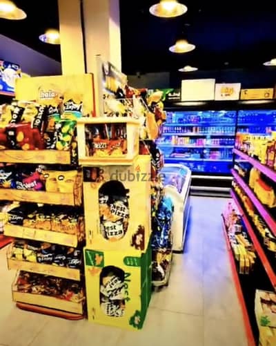 سوبرماركت للبيع بكامل معداته