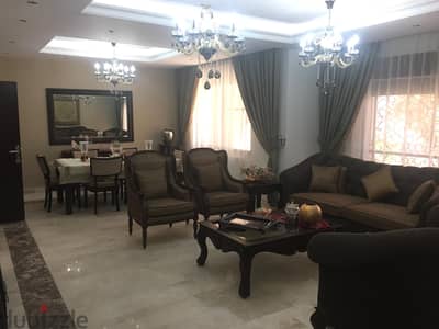 شقة طابقية ارضية 308م+150م حديقة+كراج خاص في تلاع العلي مجددا بالكامل