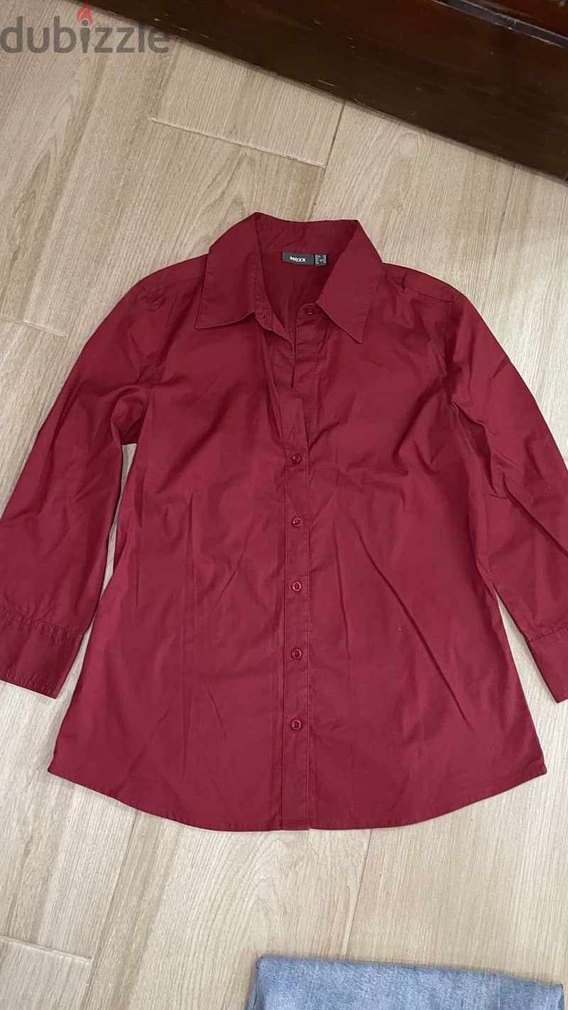 قميص بلوك deep burgundy  قطعة بسيطه بس فيها حضور وأناقة 1