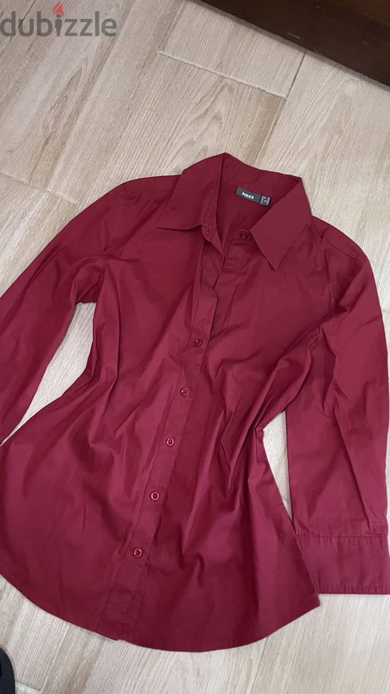 قميص بلوك deep burgundy  قطعة بسيطه بس فيها حضور وأناقة 2