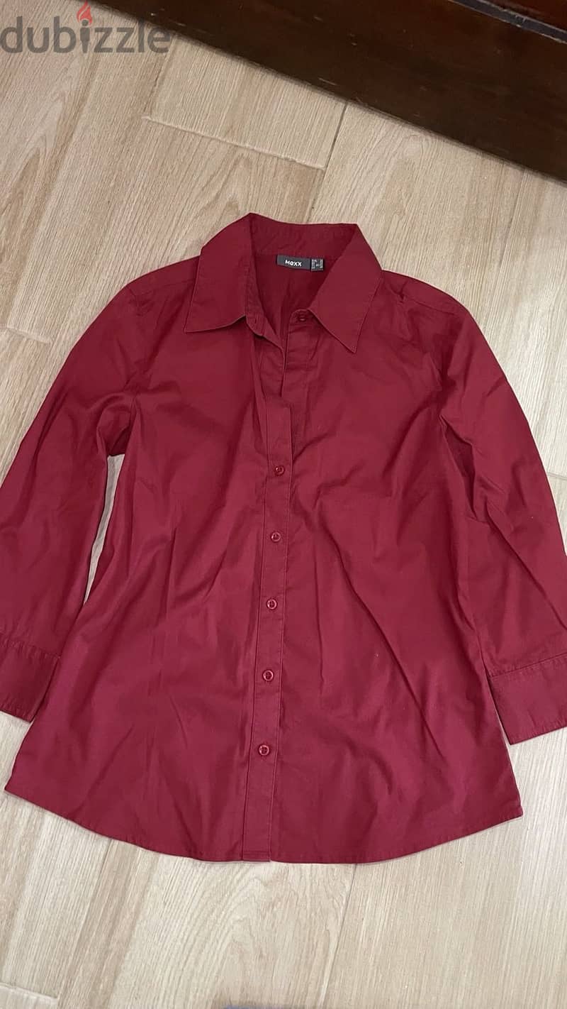 قميص بلوك deep burgundy  قطعة بسيطه بس فيها حضور وأناقة 3